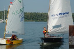 Tabea segelt Opti, Marvin segelt OK