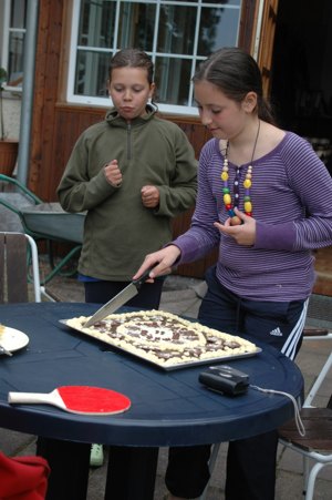 Pauline schneidet ihren Geburtstagskuchen